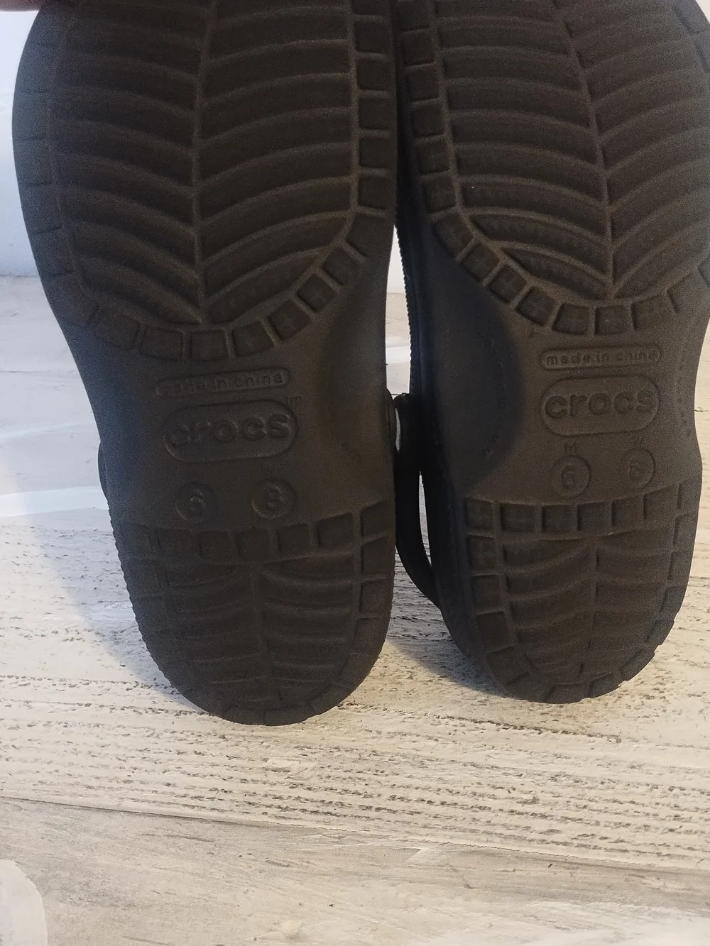 Crocs  unisex Sandals Mens 6 Womens 8 Classic Slip On Comfort  Clogs Black
